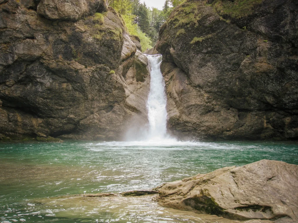 Buchenegger Wasserfälle mit türkisgrünem Wasser und Felsen