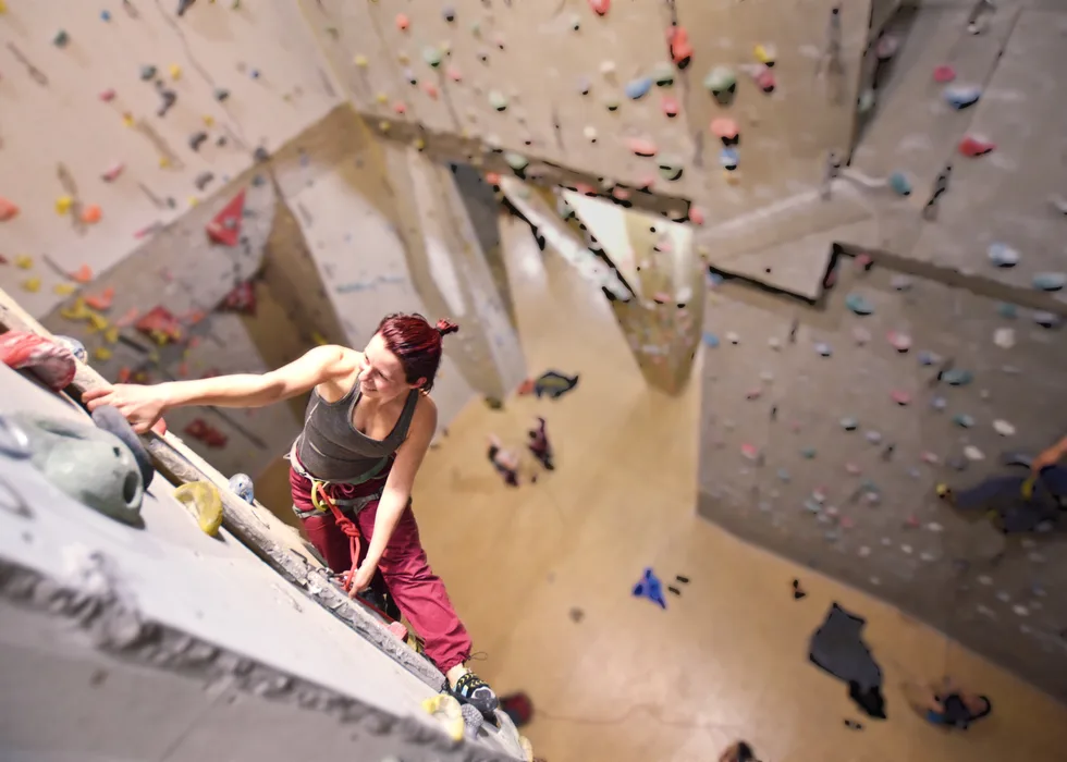 Kletternde Person in der Kletterhalle Seltmanns in Weitnau