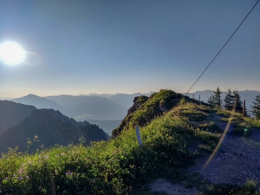 Bergpfad mit weitem Blick über die Nagelfluhkette