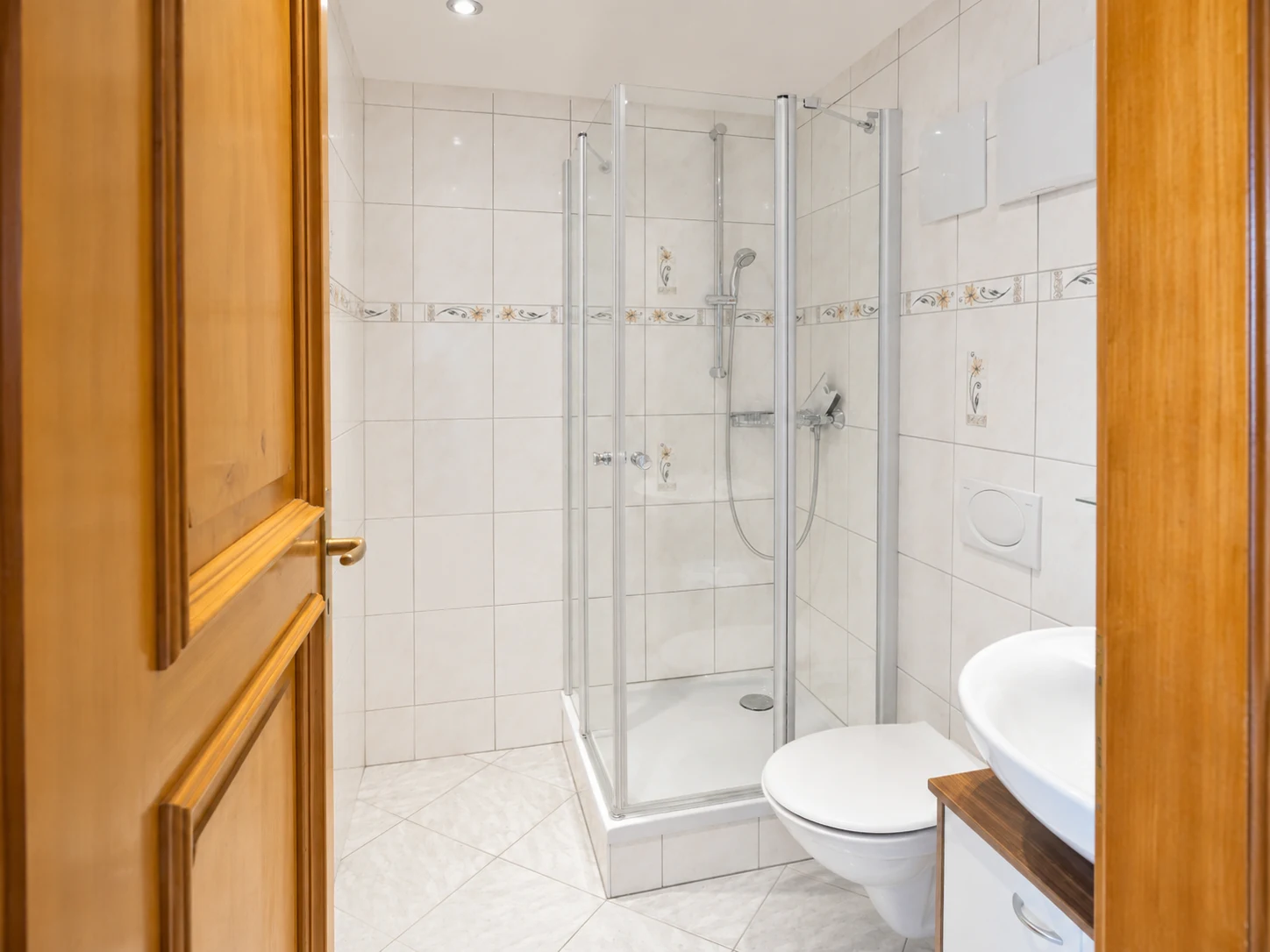 Bergfrieden mit bodengleicher Dusche im Bad