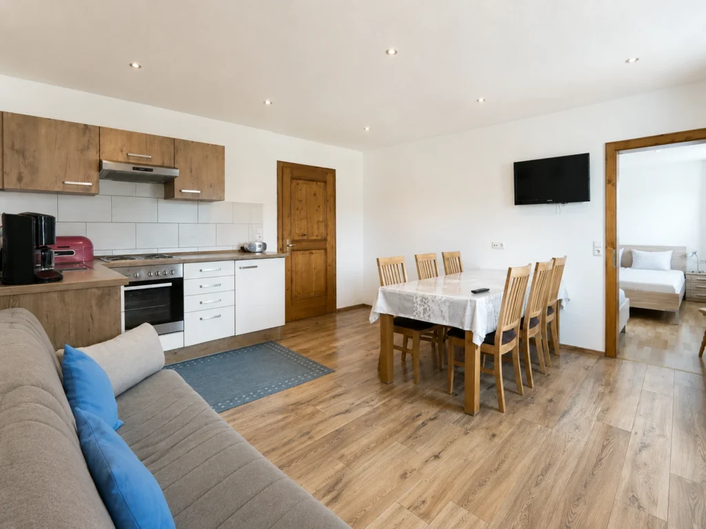 Ferienwohnung Bergfrieden mit offenem Wohnbereich, Küche und Essplatz
