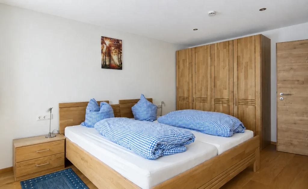 Ferienwohnung Wiesenglück mit gemütlichem Schlafzimmer und großem Holzschrank