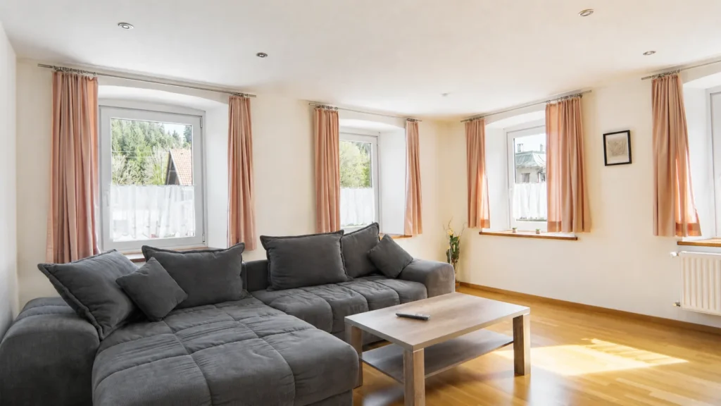 Ferienwohnung Wiesenglück mit hellem Wohnbereich und großzügiger Fensterfront